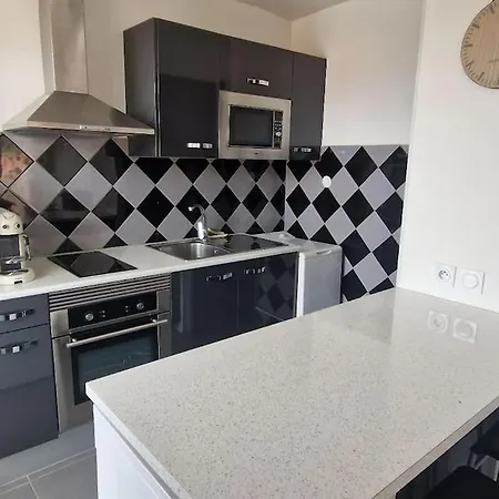 Apartment T2-au Calme-terrasse-place De Parking Attitree *